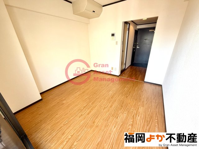 居室・リビング　【１００６号室実写真】こちらのリビングで趣味の時間をお楽しみ