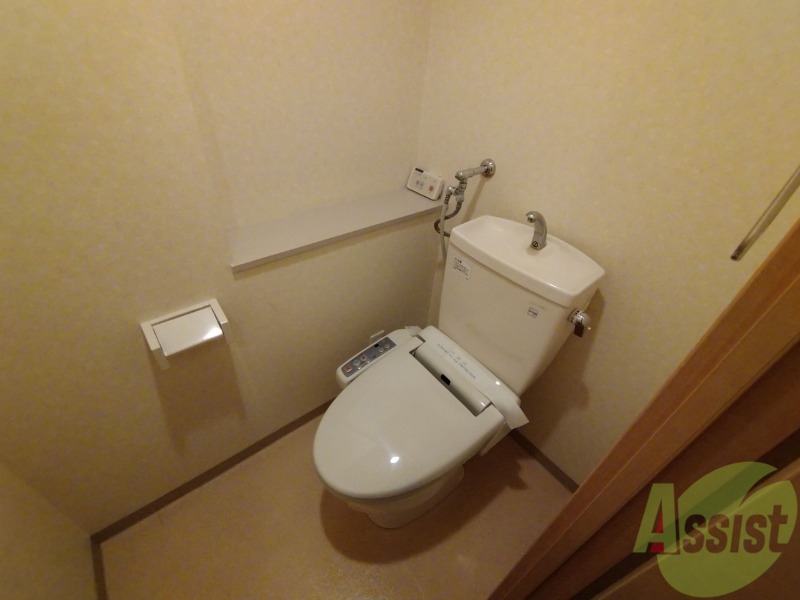 トイレ　トイレです。ユニットバスになってますのでコンパクト。