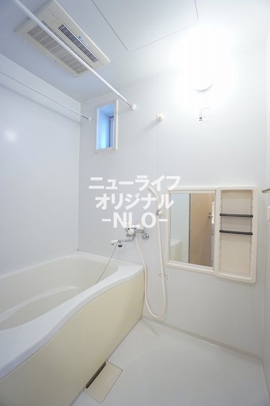 バス・シャワールーム　バスタブに浸かってゆっくりと一日の疲れを癒せます☆