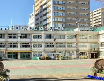 小学校　北区立滝野川第二小学校（小学校）まで404m