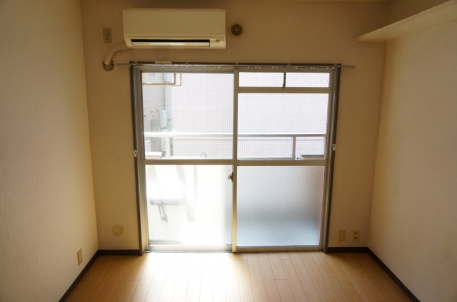 居室・リビング　明るいお部屋 前回募集時の写真です