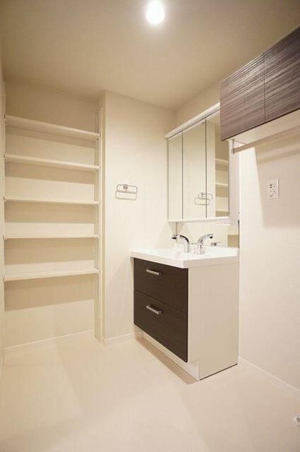洗面設備　別のお部屋の写真です。