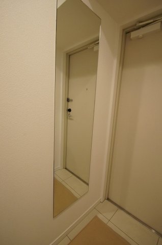 玄関　姿鏡付の玄関
