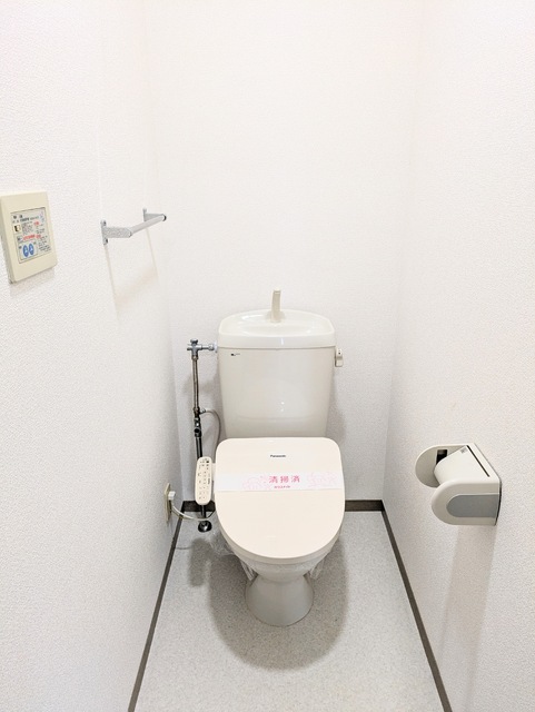 トイレ　★トイレは嬉しい洗浄機能付き便座です♪★