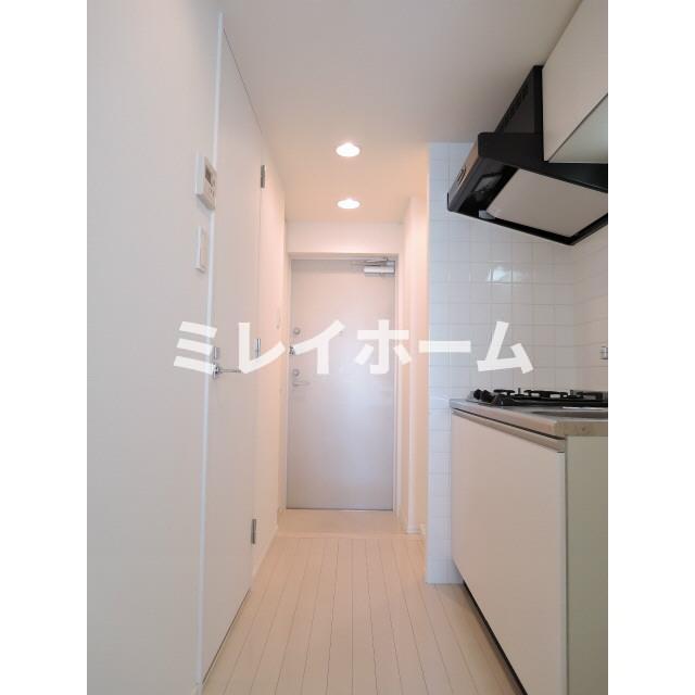 玄関　同建物内、別のお部屋の参考写真になります。