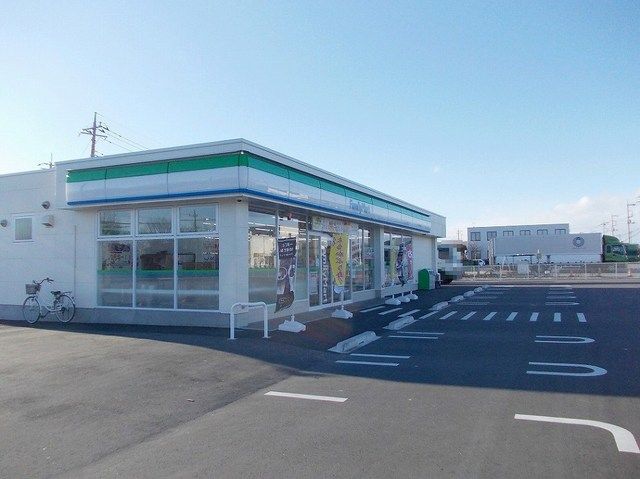 コンビニ　ファミリーマート　さくら北草川（コンビニ）まで200m