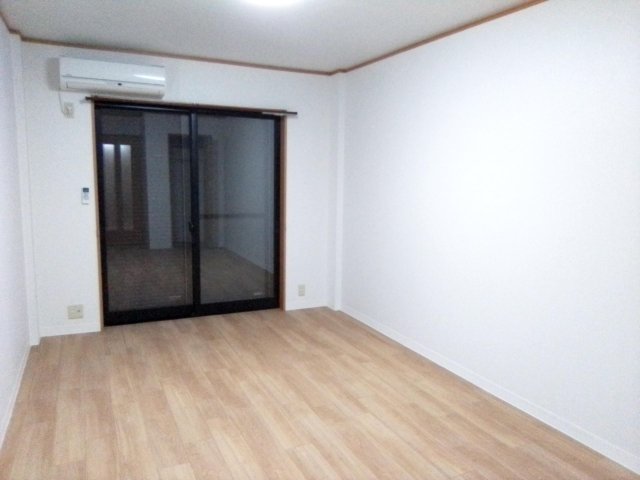 その他設備　ベランダはシャッター付きで落ち着き