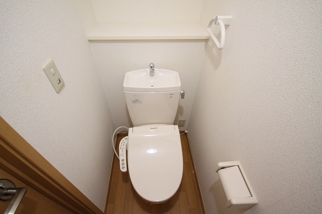 トイレ　落ち着いた色調のトイレです