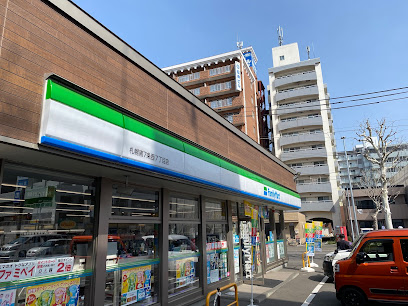 コンビニ　ファミリーマート札幌南7条西7丁目店（コンビニ）まで214m