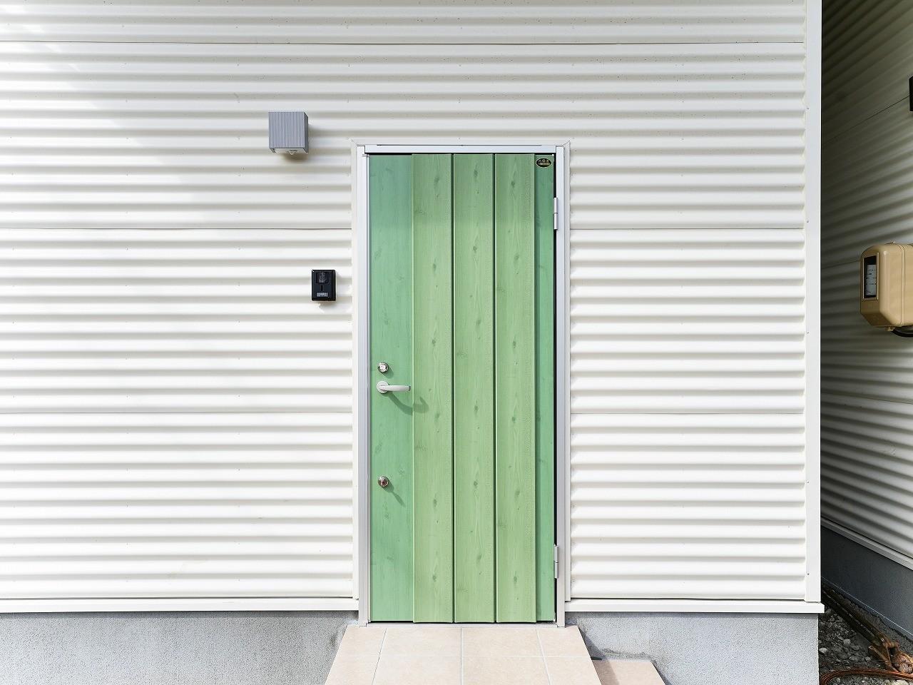 玄関　青い屋根と各色のドアはとても目立ちます
