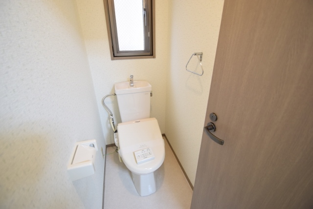 トイレ　トイレに小窓つき