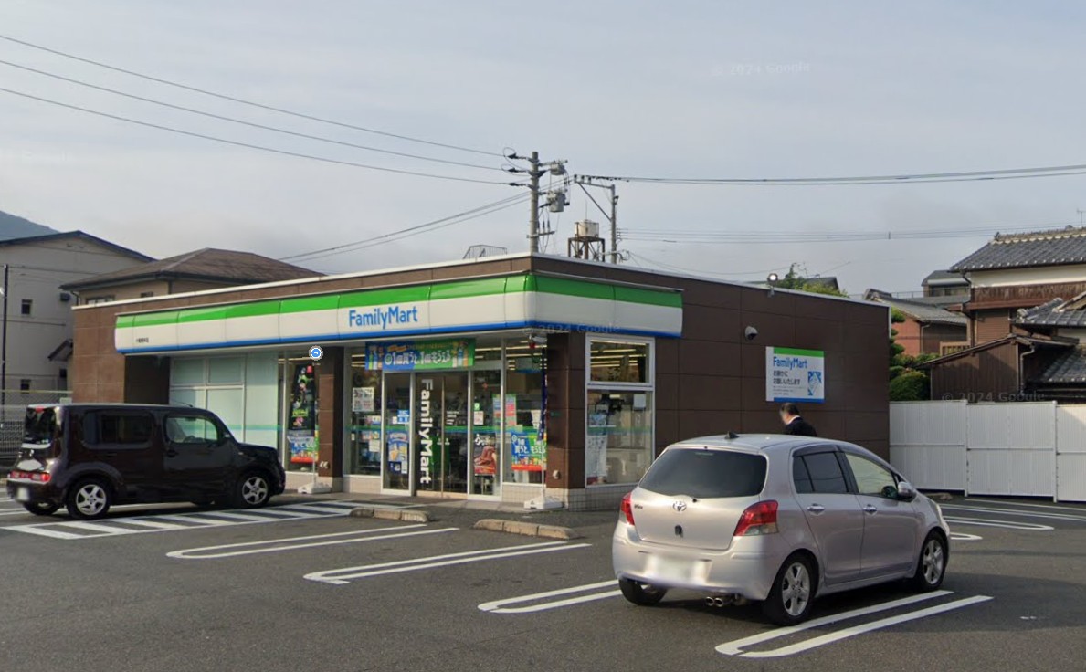 コンビニ　ファミリーマート小倉熊本店（コンビニ）まで104m