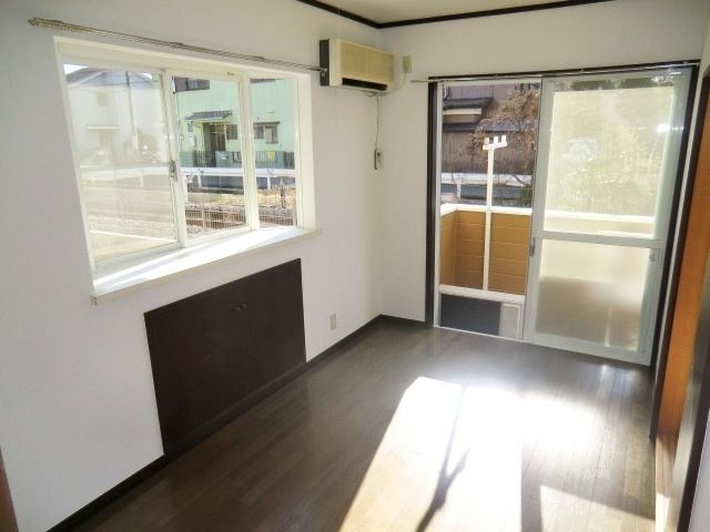 居室・リビング　角部屋出窓付きの居室