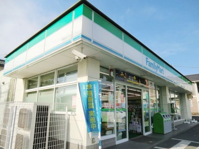 コンビニ　ファミリーマート（コンビニ）まで560m
