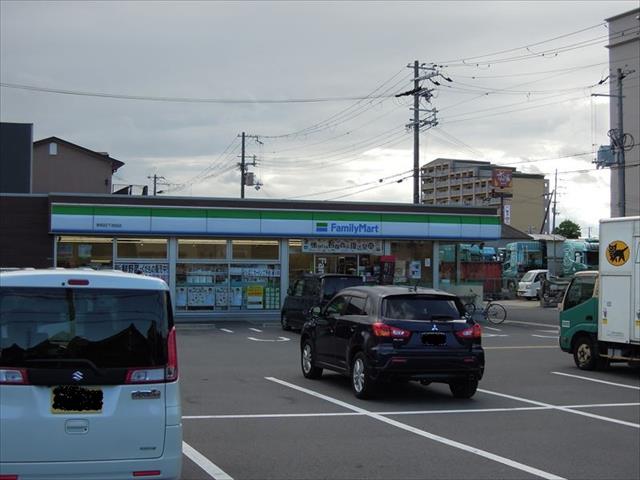 コンビニ　ファミリーマート（コンビニ）まで528m