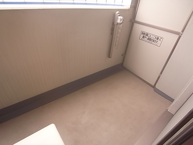 バルコニー　日当たり良く（南西向）奥行きも広い（写真は1R）