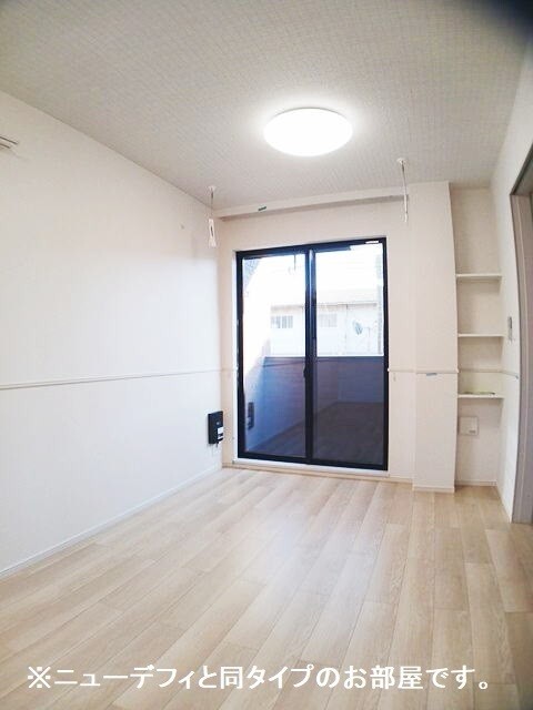 居室・リビング　＊　ニューデフィと同タイプのお部屋です。