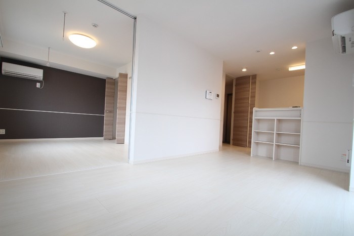 居室・リビング　リビングは広々12.2帖♪明るい2面採光のお部屋です☆