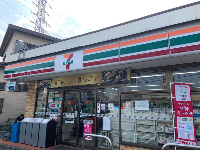 コンビニ　セブンイレブン（コンビニ）まで300m