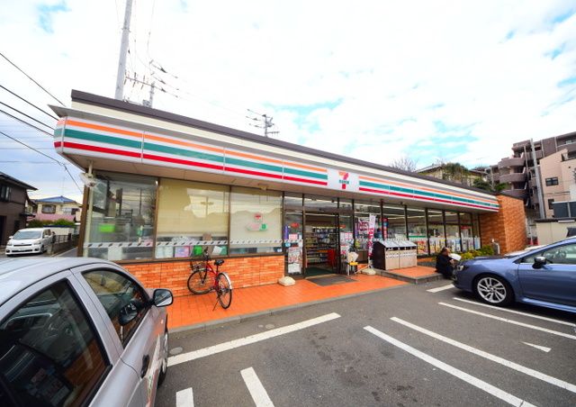 コンビニ　セブンイレブン横浜泉区役所前店（コンビニ）まで320m