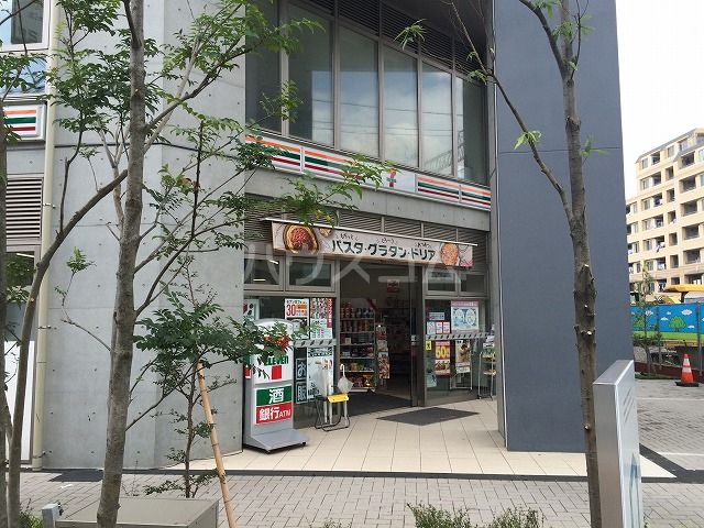 コンビニ　セブン-イレブン 足立五反野駅前店（コンビニ）まで593m