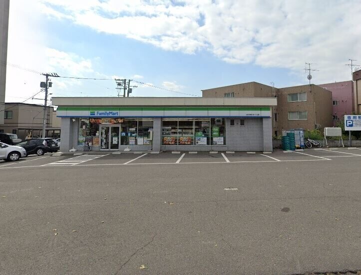 コンビニ　ファミリーマート札幌月寒東5条11丁目店（コンビニ）まで317m