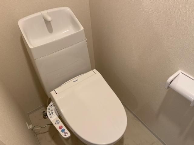 トイレ　落ち着いた色調のトイレです