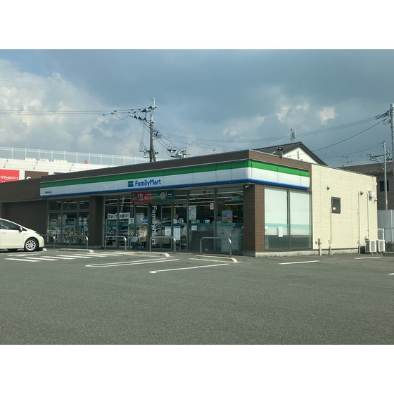 コンビニ　ファミリーマート　菊陽津久礼店（コンビニ）まで400m