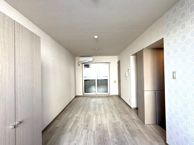 居室・リビング　南西向き洋室11.8帖☆バルコニーに繋がる二面採光のお部屋で