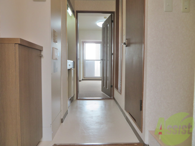 玄関　玄関を入ると正面が居室、右手にお風呂、トイレです