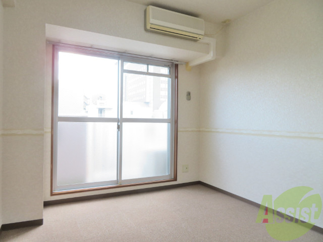 居室・リビング　縦長のカーペットのお部屋。陽当たりもなかなかですね