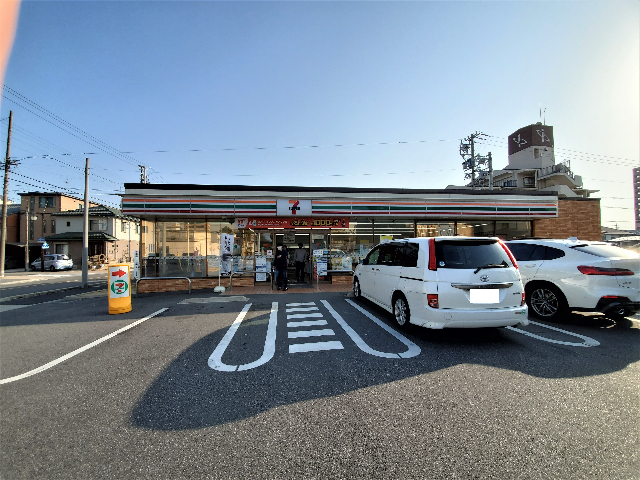コンビニ　セブンイレブン（コンビニ）まで130m