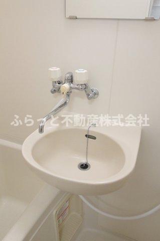 洗面設備　明るい洗面所です