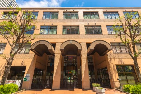 中学校　港区立港南中学校（中学校）まで210m