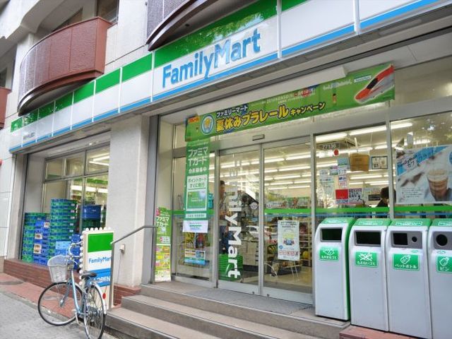 コンビニ　ファミリーマート新宿中央公園店（コンビニ）まで258m
