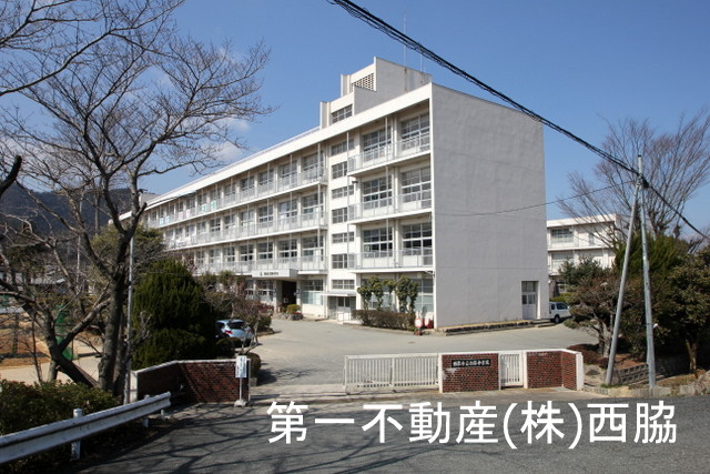 中学校　西脇市立西脇中学校（中学校）まで62m