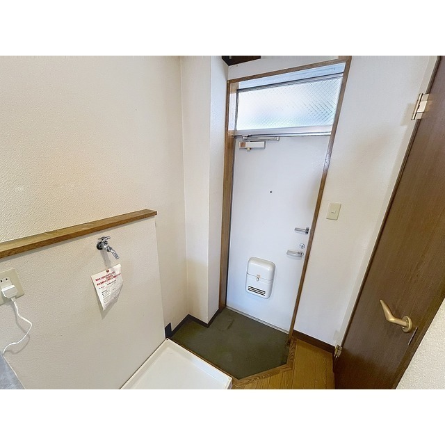 玄関　※別部屋の写真になります。