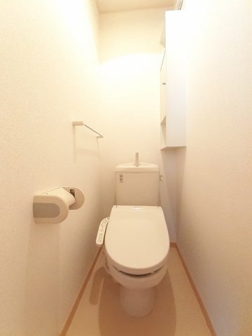 トイレ　落ち着いた色調のトイレです