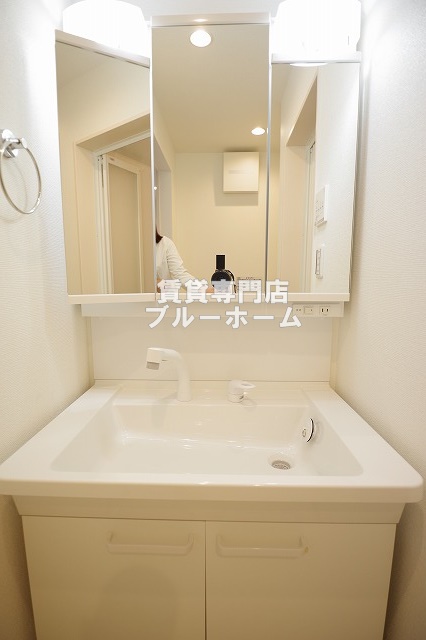 洗面設備　嬉しい3面鏡の独立洗面台！