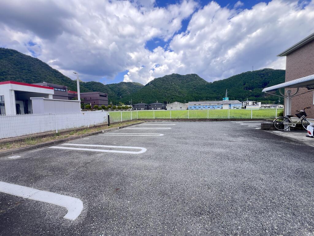 駐車場　敷地内に広々駐車場スペース完備★