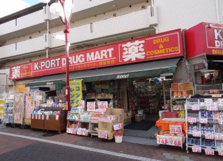 ドラックストア　ケイポートドラッグマート梅屋敷店（ドラッグストア）まで102m