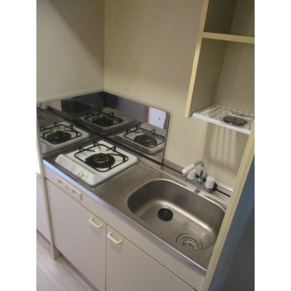 キッチン　※写真は同じマンションの違う部屋のものになります。