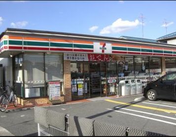 コンビニ　セブンイレブン　小松町（コンビニ）まで95m