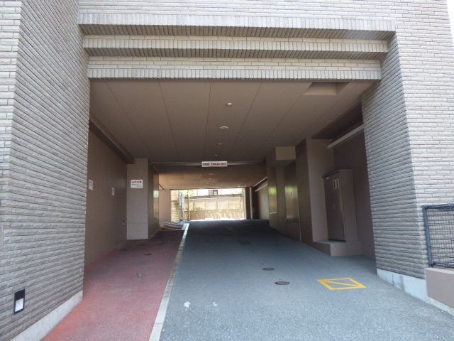駐車場　駐車場出入口