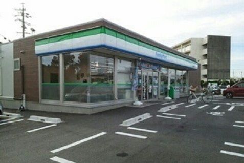コンビニ　ファミリーマート（コンビニ）まで650m