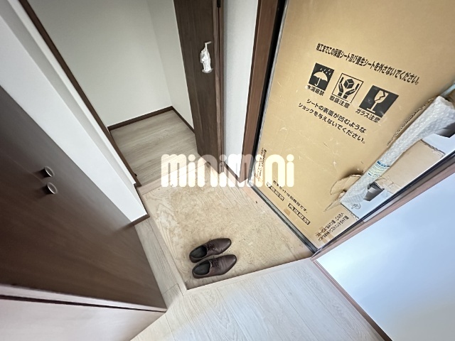 玄関　※写真は別のお部屋です