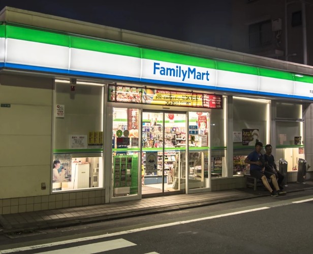 コンビニ　ファミリーマート 学芸大学駅南店（コンビニ）まで415m