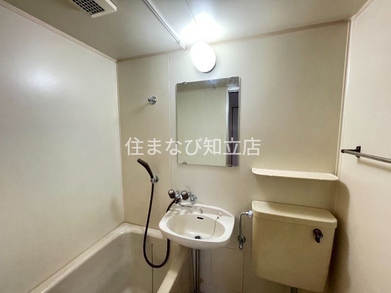 洗面設備　別室同型写真／反転