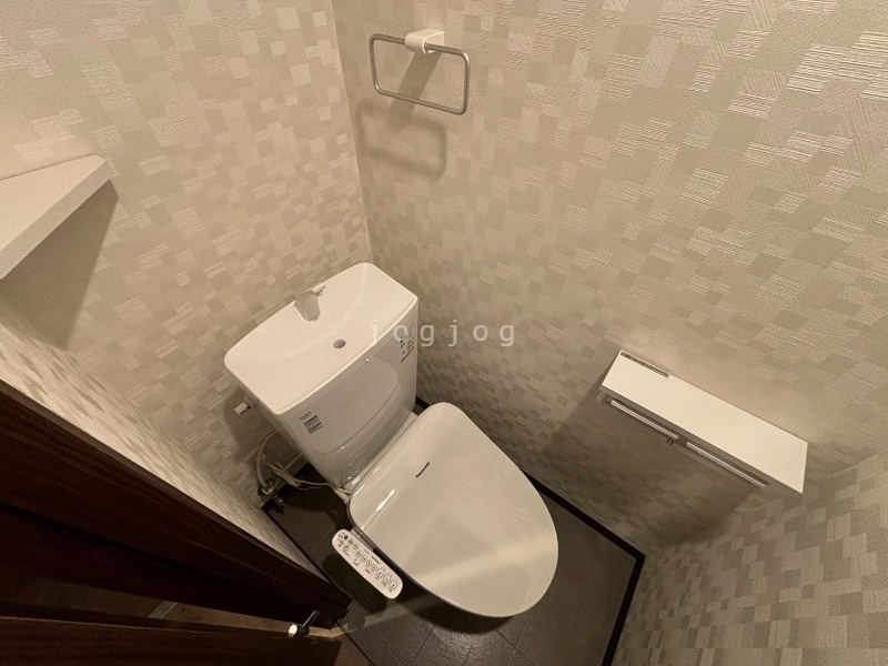 トイレ　嬉しい温水洗浄便座付きのトイレです。