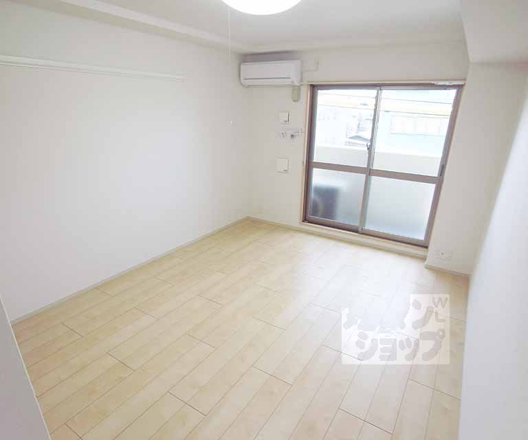 居室・リビング　７帖の洋室。